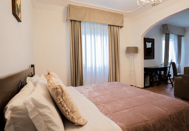 Rent by room in Casola di Napoli - Gulf Suite