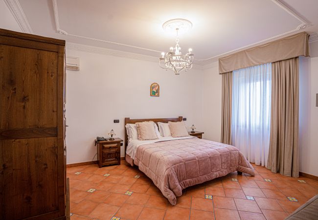 Rent by room in Casola di Napoli - Gulf Suite