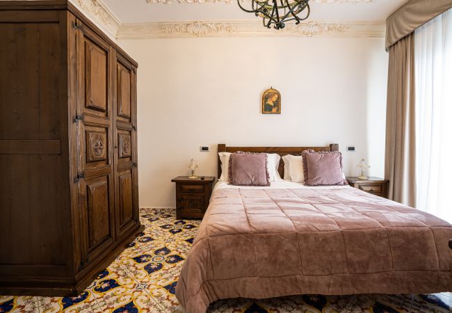 Rent by room in Casola di Napoli - Miramare Suite